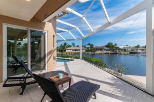 マルコ・アイランドにあるThe Seahorse House I Wide Views on Tip Lot Minutes from the Gulfのパティオ(テーブル、椅子付)が備わります。