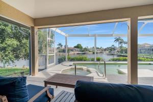 マルコ・アイランドにあるThe Seahorse House I Wide Views on Tip Lot Minutes from the Gulfのプールが見えるリビングルーム