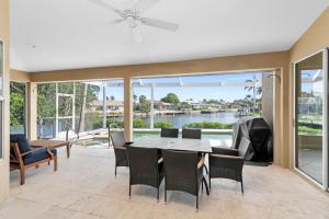 マルコ・アイランドにあるThe Seahorse House I Wide Views on Tip Lot Minutes from the Gulfのテーブルと椅子のあるダイニングルーム +21枚の写真