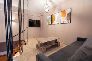 ペフコホリにあるK apartmentsのソファとテーブルのあるリビングルーム