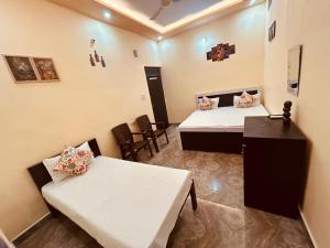 Postel nebo postele na pokoji v ubytování ATULYAM STAYs VRINDAVAN
