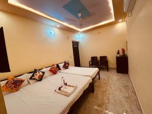 Postel nebo postele na pokoji v ubytování ATULYAM STAYs VRINDAVAN