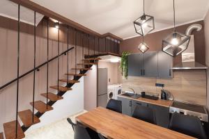 ペフコホリにあるK apartmentsのキッチン、ダイニングルーム(木製の階段付)