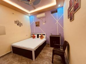 Postel nebo postele na pokoji v ubytování ATULYAM STAYs VRINDAVAN
