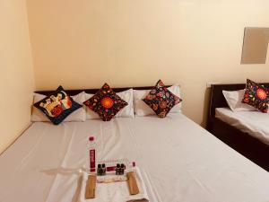 Postel nebo postele na pokoji v ubytování ATULYAM STAYs VRINDAVAN