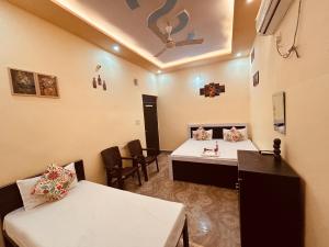 Postel nebo postele na pokoji v ubytování ATULYAM STAYs VRINDAVAN