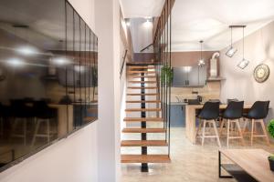 ペフコホリにあるK apartmentsのキッチン、リビングルームへ続く階段 +17枚の写真