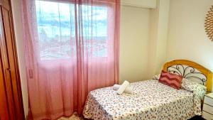 Postel nebo postele na pokoji v ubytování LOS IRIS PLAYA DE GANDIA- Apartamento Familiar