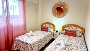 Postel nebo postele na pokoji v ubytování LOS IRIS PLAYA DE GANDIA- Apartamento Familiar