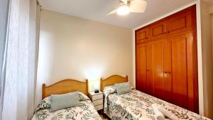 Postel nebo postele na pokoji v ubytování LOS IRIS PLAYA DE GANDIA- Apartamento Familiar