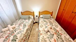 Postel nebo postele na pokoji v ubytování LOS IRIS PLAYA DE GANDIA- Apartamento Familiar