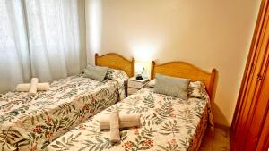 Postel nebo postele na pokoji v ubytování LOS IRIS PLAYA DE GANDIA- Apartamento Familiar