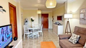 TV a/nebo společenská místnost v ubytování LOS IRIS PLAYA DE GANDIA- Apartamento Familiar