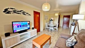 TV a/nebo společenská místnost v ubytování LOS IRIS PLAYA DE GANDIA- Apartamento Familiar
