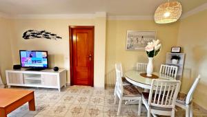 TV a/nebo společenská místnost v ubytování LOS IRIS PLAYA DE GANDIA- Apartamento Familiar