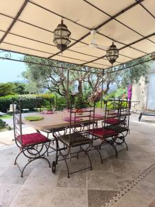 Μπαλκόνι ή βεράντα στο Sublime villa climatisée avec piscine vue mer et collines