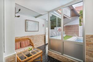sala de estar con sofá y bañera en Casa Haroldo, en Candelaria 27 fotos más