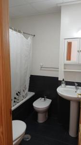 Ένα μπάνιο στο Bonito apartamento en Garrucha +14 φωτογραφίες
