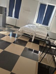 Postel nebo postele na pokoji v ubytování Kőbánya Center Hostel