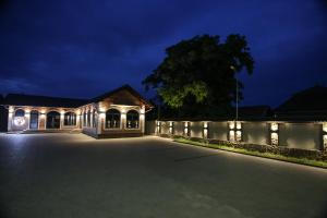 an empty parking lot in front of a building at night at Nevan Luna Home in Câmpia Turzii