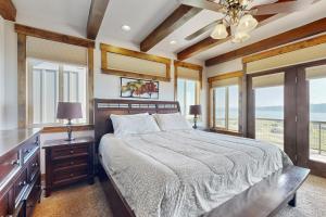 Un ou plusieurs lits dans un hébergement de l'établissement 8 Bed 5 Bath Vacation home in Fish Haven