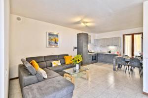 a living room with a couch and a table at Appartamento Casa Ledio - Theater Home in Tignale