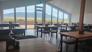 A restaurant or other place to eat at Glacier World - Hoffell Guesthouse