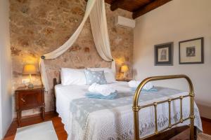 Ένα ή περισσότερα κρεβάτια σε δωμάτιο στο Stone Built Villa Galatia, Poolside & Perfect View