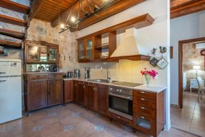 Η κουζίνα ή μικρή κουζίνα στο Stone Built Villa Galatia, Poolside & Perfect View