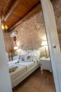 Ένα ή περισσότερα κρεβάτια σε δωμάτιο στο Stone Built Villa Galatia, Poolside & Perfect View
