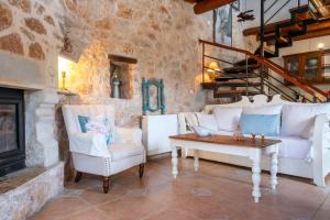 Χώρος καθιστικού στο Stone Built Villa Galatia, Poolside & Perfect View