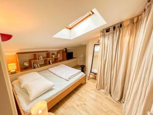 Ένα ή περισσότερα κρεβάτια σε δωμάτιο στο Duplex centre-ville - Le Beausset