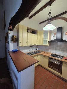 a kitchen with a counter top and a refrigerator at Casa Alima in Suvereto