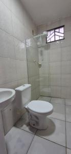 Phòng tắm tại Casa confortável no Caranã