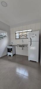 Nhà bếp/bếp nhỏ tại Casa confortável no Caranã