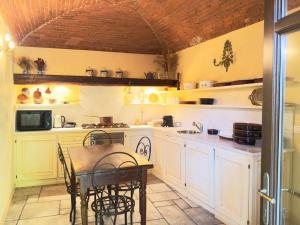 Η κουζίνα ή μικρή κουζίνα στο Homeby, Dimora il Pozzetto