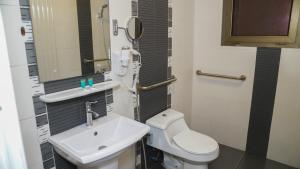ダンマームにあるشقق رايف الشرقيةの白いトイレと洗面台のあるバスルーム +10枚の写真
