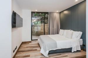 Una cama o camas en una habitación de Nomadic Suites