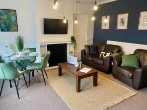 TV a/nebo společenská místnost v ubytování Clarence Road, Bilston, WV14 + 15 fotografií