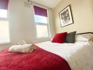 En eller flere senge i et værelse på Charming 4BR Home - Free WiFi -Perfect for Contractors