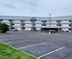 an empty parking lot in front of a building at Baymont by Wyndham Columbia, MO in Columbia