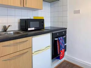 Køkken eller tekøkken på Sleeps2-FreeParking-ContactlessCheckIn-Glastonbury + 13 billeder