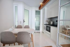 Kuchyň nebo kuchyňský kout v ubytování Pure Sunset Beach Resort