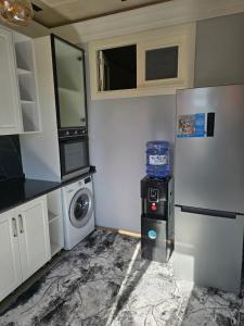 una pequeña cocina con lavadora y lavadora en Central Nest Samarkand, en Samarkand