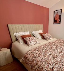 カルカソンヌにあるLa Loge des Rempartsの寝室に枕が2つ置かれたベッド