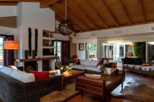 uma sala de estar com sofás e uma lareira em Naturarte Campo - Duna Parque Resorts & Hotels em São Luis