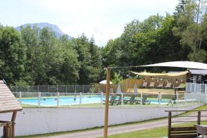 Bazén v ubytování Camping Le Balcon de Chartreuse nebo v jeho okolí