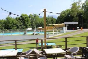 Bazén v ubytování Camping Le Balcon de Chartreuse nebo v jeho okolí