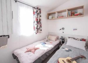 Postel nebo postele na pokoji v ubytování Camping - Parc aquatique - ccafh0f