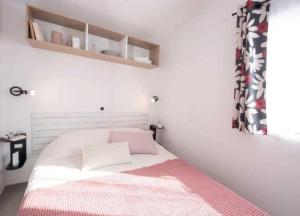 Postel nebo postele na pokoji v ubytování Camping - Parc aquatique - ccafh0f